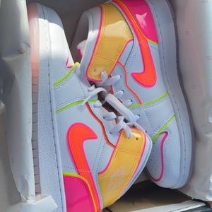 Air Jordan 1 Mid GS Edge Glow. Size 5.5Y/7W